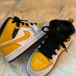 Jordan 1 Mid (PS) Young school boy sneakers